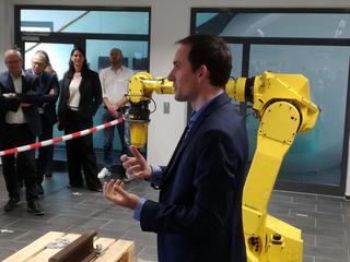 Zukunftsvision: Gregor Schmid präsentiert das Robotik-Labor im neuen ROBEL Technikum 