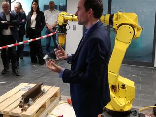 Future vision: Gregor Schmid presents the robotics laboratory in the new ROBEL technical center